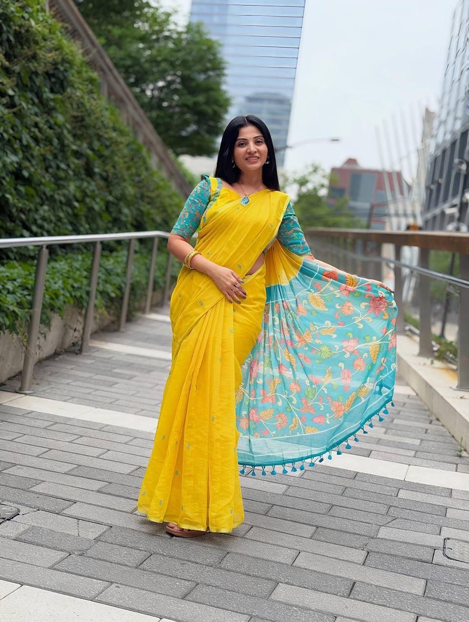 Premium Soft Linen Cotton Printed Saree with Tassel Pallu & Unstitched Blouse - Image 2
